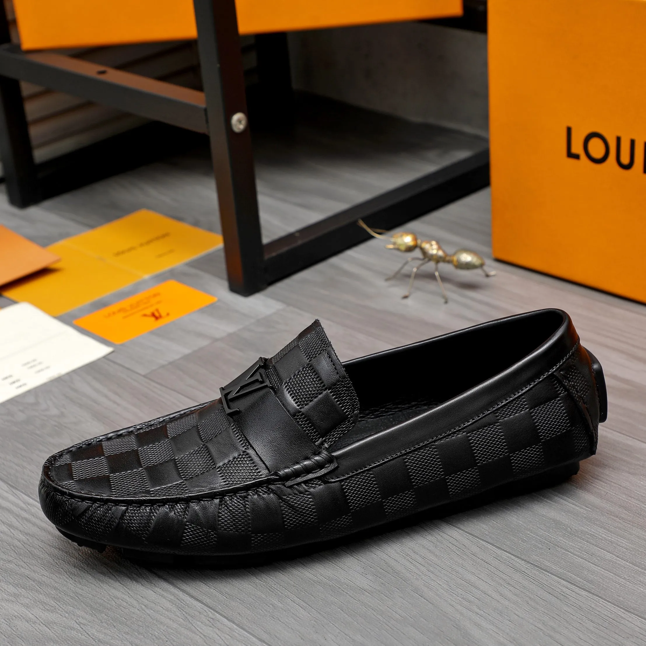 Men's shoes💰400 Product trademark: LV "Louis Vuitton" business slip-on leather shoes Regular size: 38-45 (45 is custom-made and non-returnable) Product materials: Selected high-quality cowhide embossed upper, pigskin lining, rubber outsole